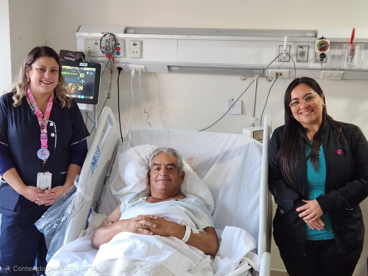 Paciente Pablo Ramírez en su cama de hospitalización junto al equipo de salud del Hospital Dr. Gustavo Fricke.