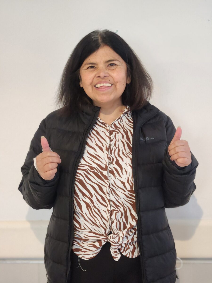 Florentina León, paciente trasplantada de La Ligua, sonriendo con los pulgares arriba tras su exitosa recuperación.