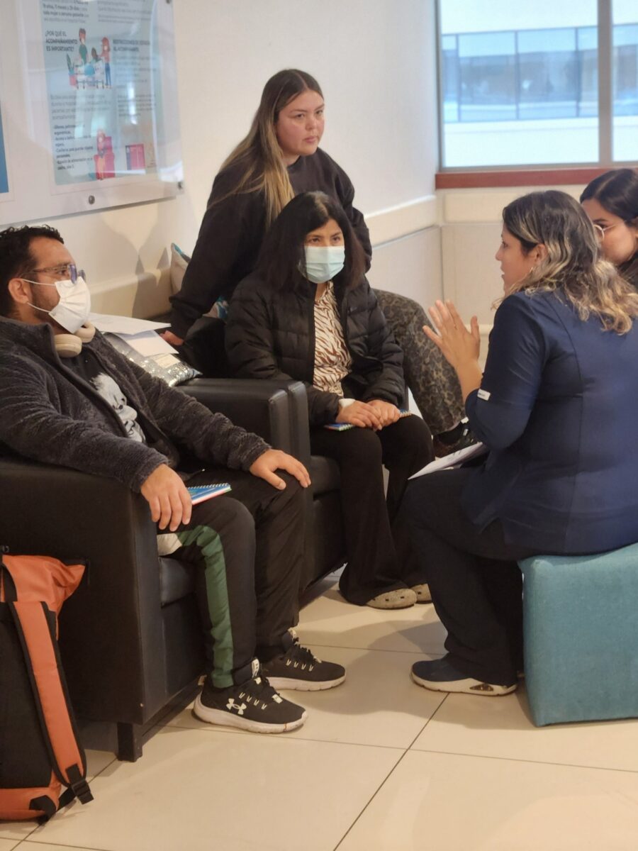 Equipo de salud del Hospital Gustavo Fricke conversando y entregando indicaciones a los pacientes trasplantados.