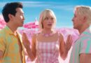 Margot Robbie como Barbie conduciendo su auto rosa junto a Ryan Gosling como Ken en Barbieland.