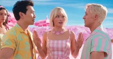 Margot Robbie como Barbie conduciendo su auto rosa junto a Ryan Gosling como Ken en Barbieland.