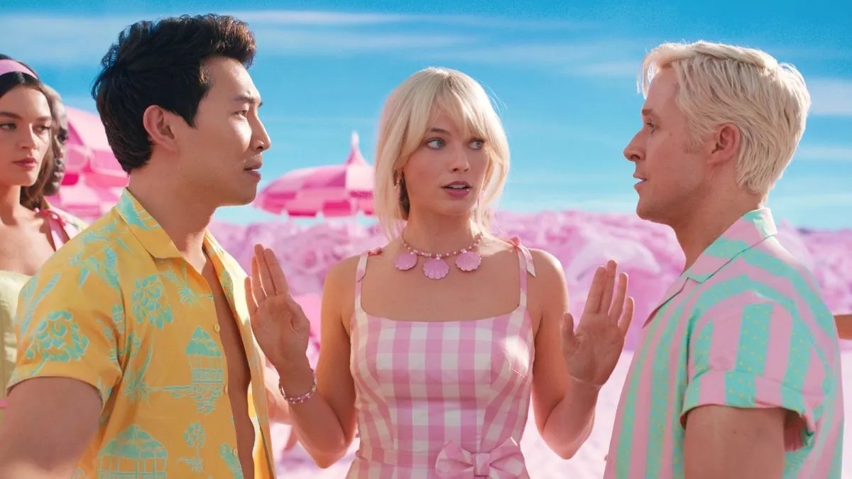 Margot Robbie como Barbie conduciendo su auto rosa junto a Ryan Gosling como Ken en Barbieland.