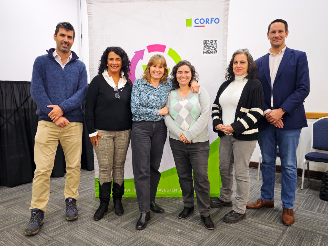 Cinco personas, incluyendo organizadores y expertos, posan frente a un banner de Corfo durante un taller de agricultura.