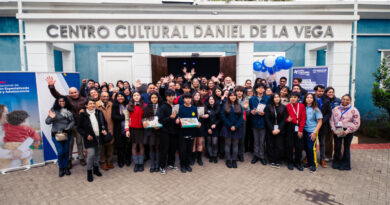 Grupo de personas posando para una foto frente al Centro Cultural Daniel de la Vega, con globos azules.
