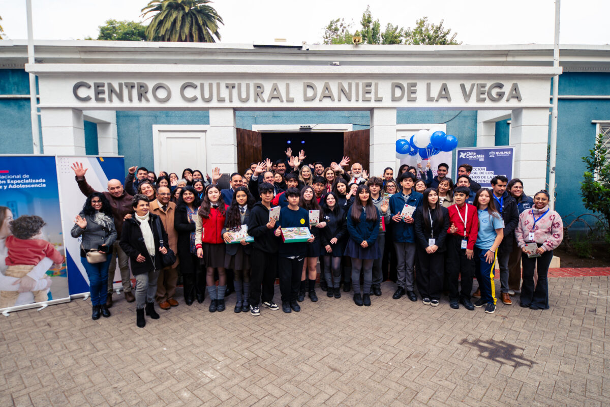 Grupo de personas posando para una foto frente al Centro Cultural Daniel de la Vega, con globos azules.
