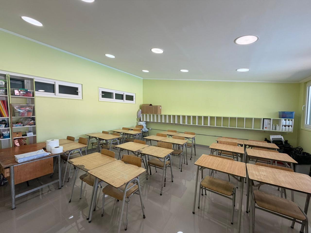 Interior de una de las salas de clases renovadas con nuevo mobiliario, pintura e iluminación LED.