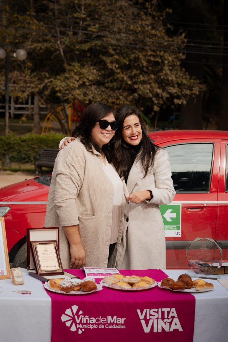 La alcaldesa Macarena Ripamonti compartiendo con una de las comerciantes beneficiadas en la feria exterior.