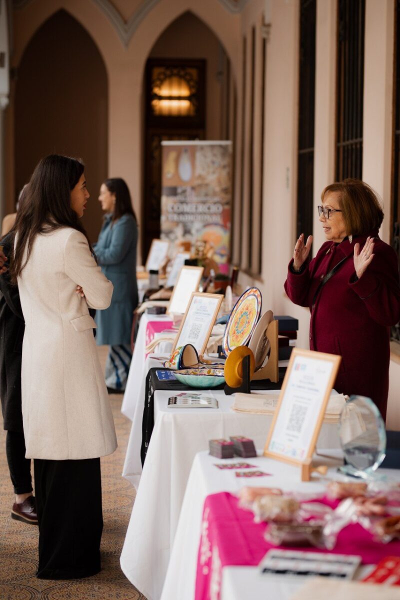 Exposición de productos y servicios de los comercios tradicionales de Viña del Mar durante la ceremonia.