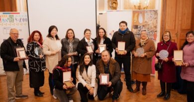 Comerciantes tradicionales de Viña del Mar junto a la alcaldesa Macarena Ripamonti sosteniendo sus reconocimientos en el Palacio Vergara.