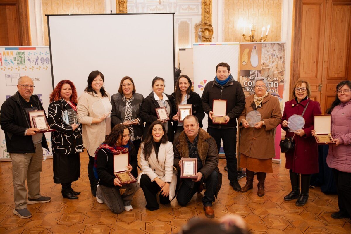 Comerciantes tradicionales de Viña del Mar junto a la alcaldesa Macarena Ripamonti sosteniendo sus reconocimientos en el Palacio Vergara.