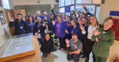 Equipos de salud revisan la maqueta del Hospital Provincial Marga Marga en el Cesfam Manuel Lucero de Olmué.