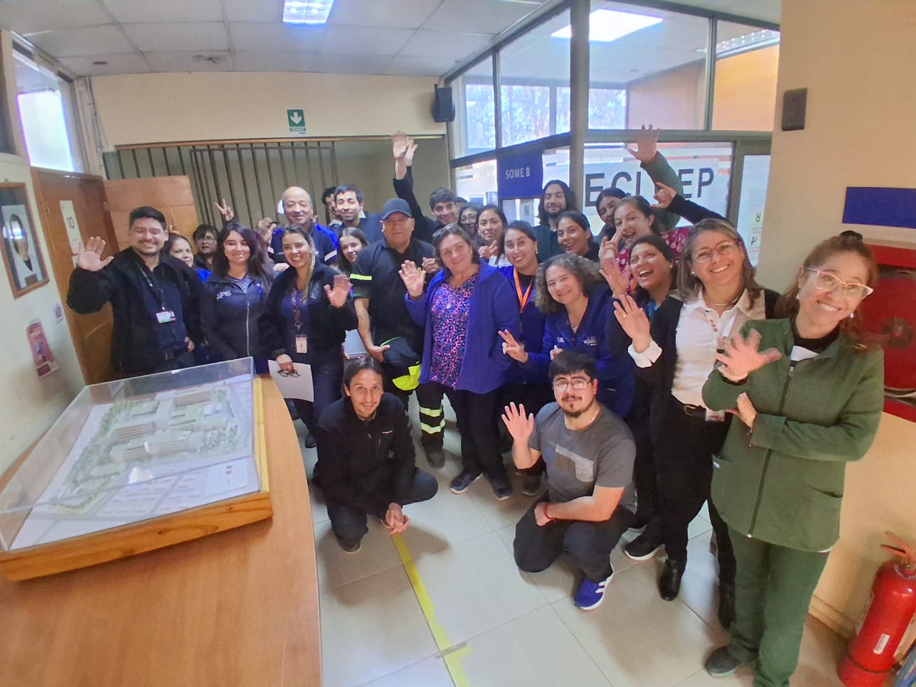 Equipos de salud revisan la maqueta del Hospital Provincial Marga Marga en el Cesfam Manuel Lucero de Olmué.