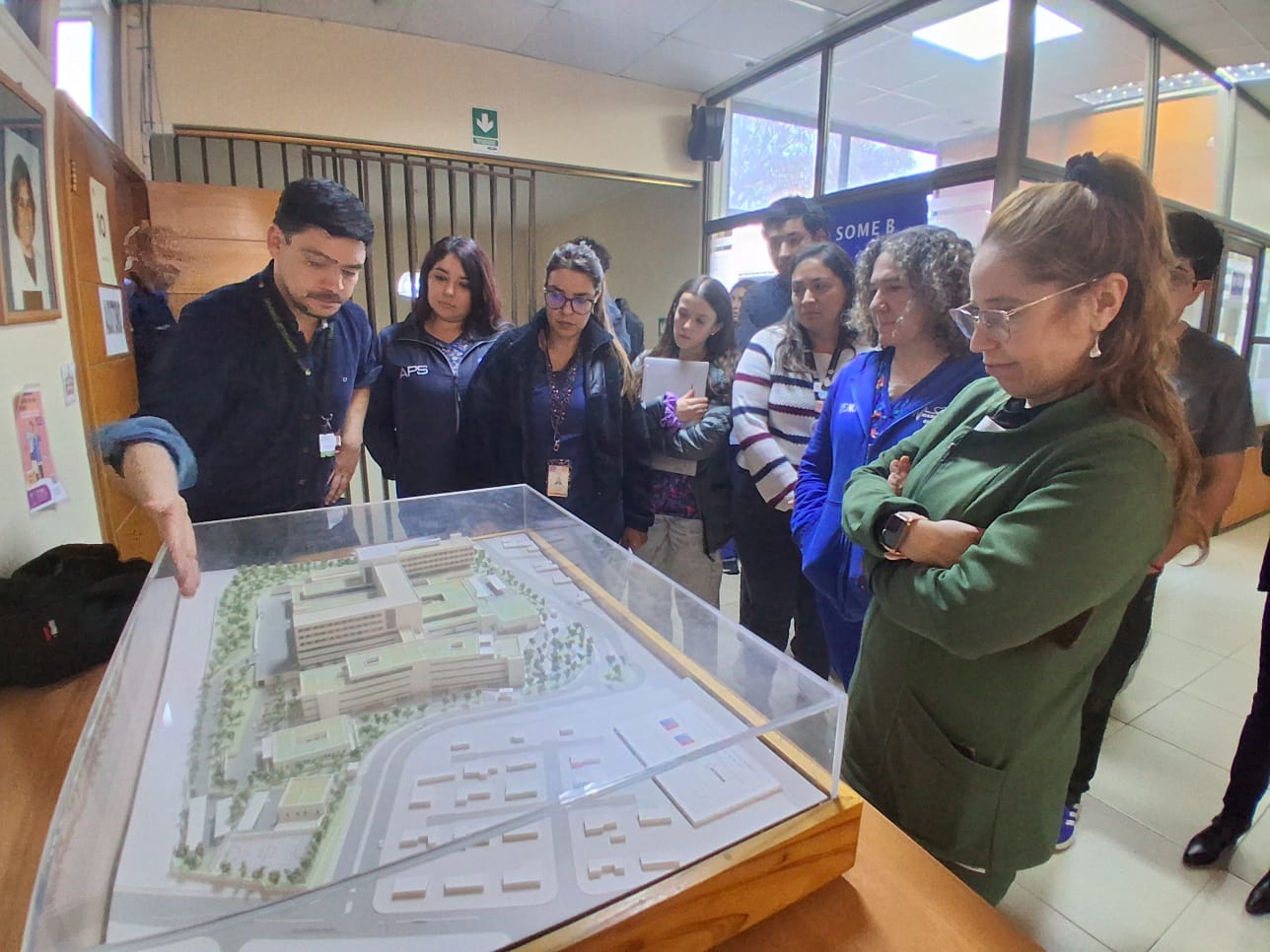 Profesionales del Hospital Provincial Marga Marga dialogan con la comunidad de Olmué.