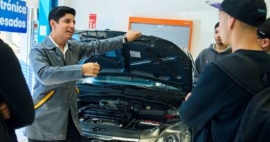 Estudiantes participando en un taller práctico de mecánica automotriz en Duoc UC Valparaíso.