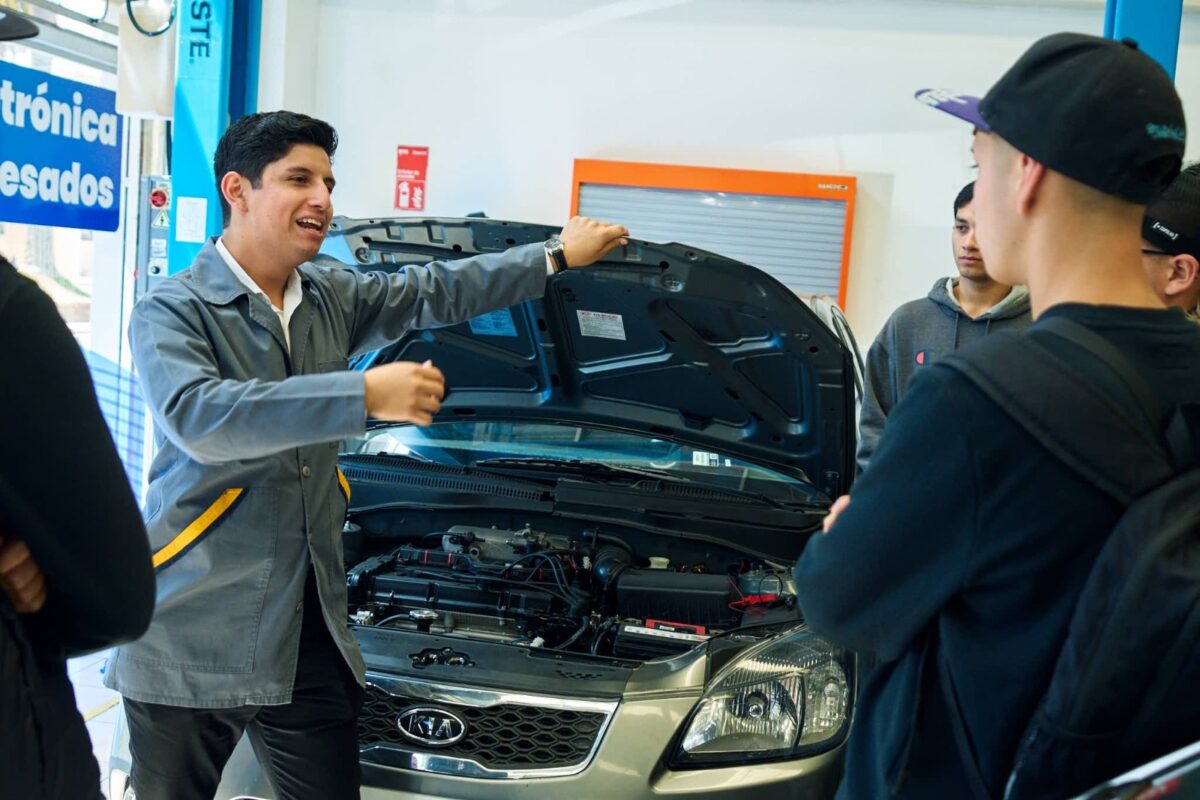Estudiantes participando en un taller práctico de mecánica automotriz en Duoc UC Valparaíso.