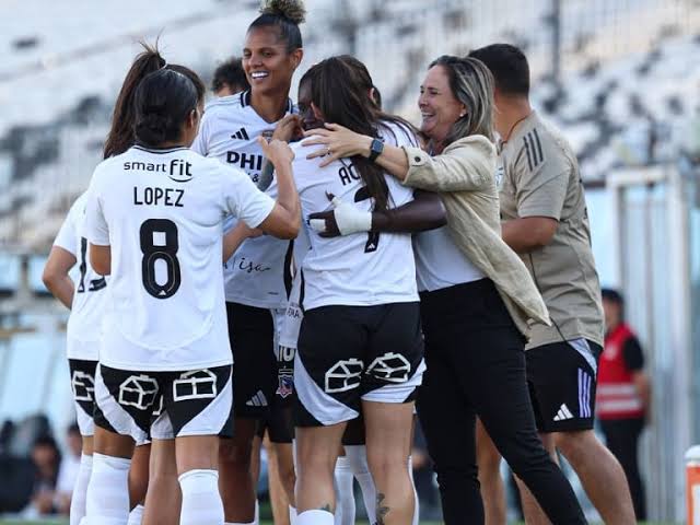 Celebración del equipo femenino de Colo Colo en el estadio.