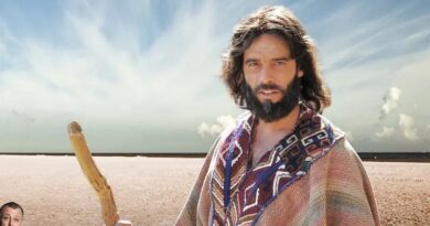 Moisés, personaje de la serie Moisés y los 10 Mandamientos, con un bastón en un desierto.