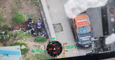 Vista aérea de un operativo de seguridad con personal de la PDI y un vehículo municipal.