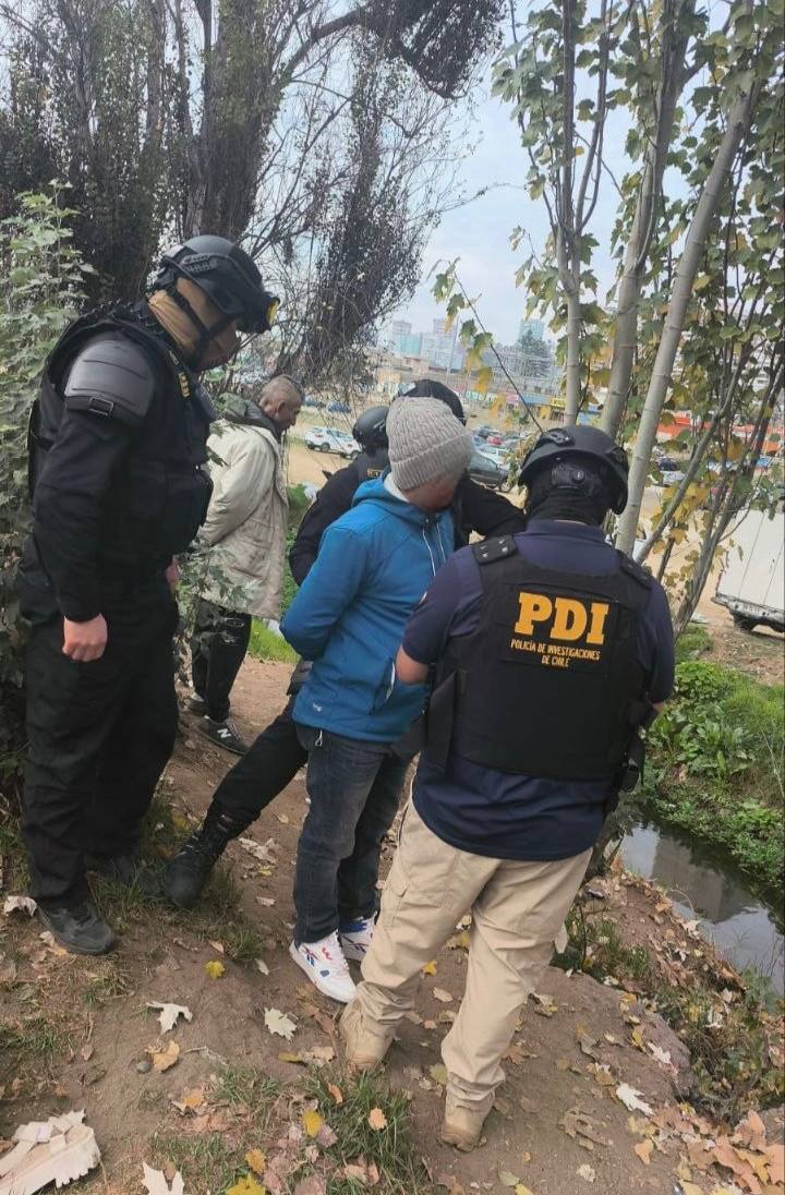 Agentes de la PDI y personal de seguridad municipal interactuando con una persona.