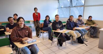 Estudiantes y docente en una clase de idioma chino mandarín en el Instituto Confucio Santo Tomás.