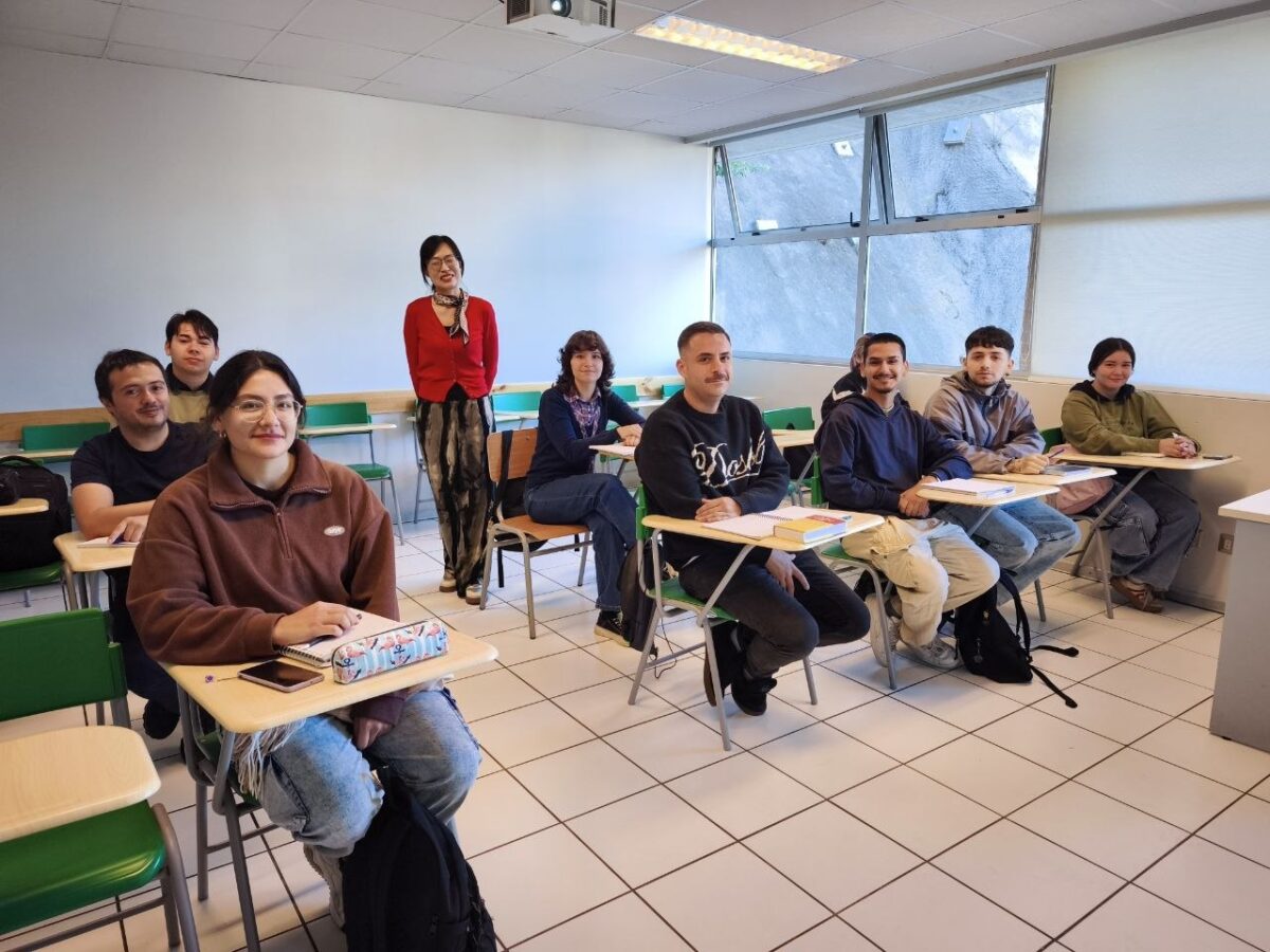 Estudiantes y docente en una clase de idioma chino mandarín en el Instituto Confucio Santo Tomás.