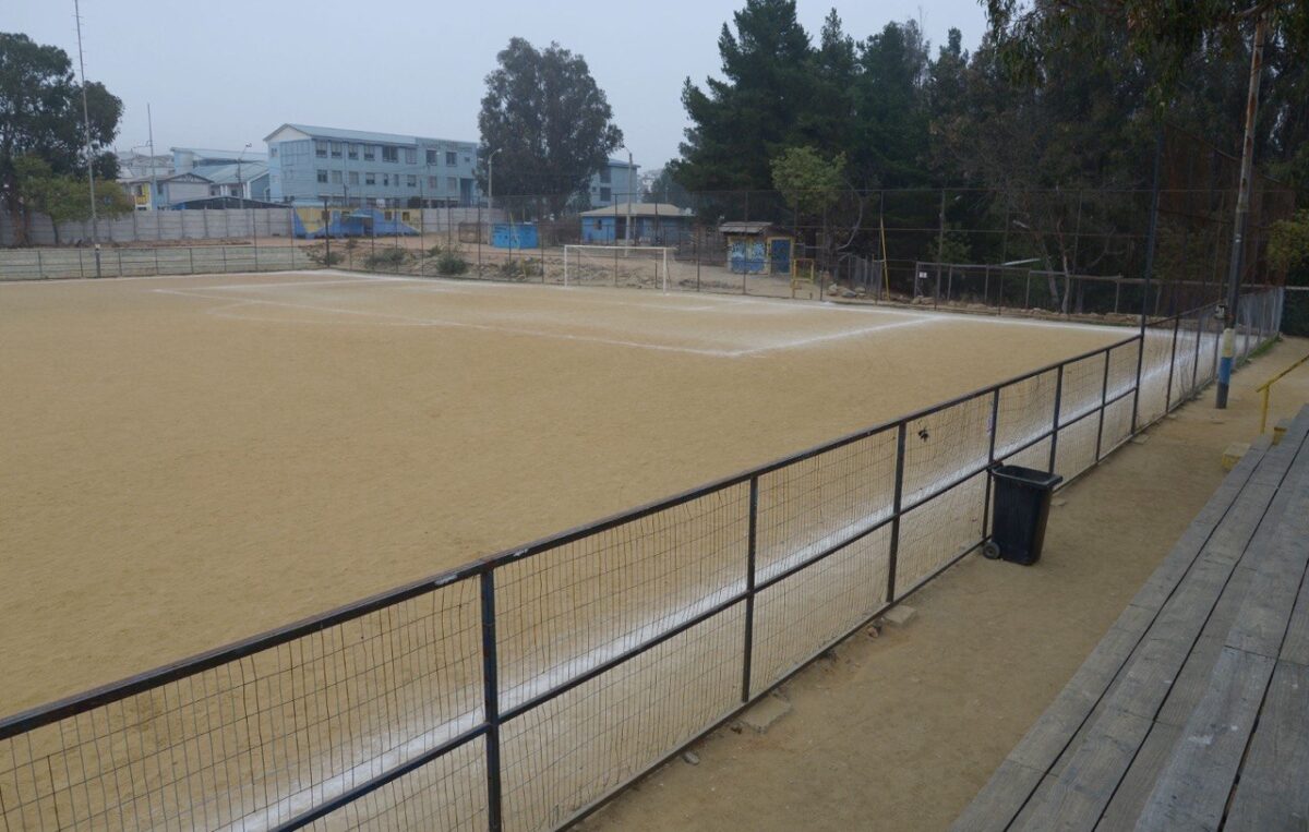 Vista general del actual campo de fútbol de tierra del Estadio Santa Julia en Viña del Mar.