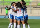 Jugadoras de Universidad Católica celebrando en el terreno de juego.