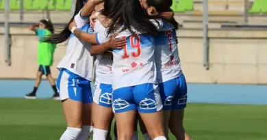 Jugadoras de Universidad Católica celebrando en el terreno de juego.