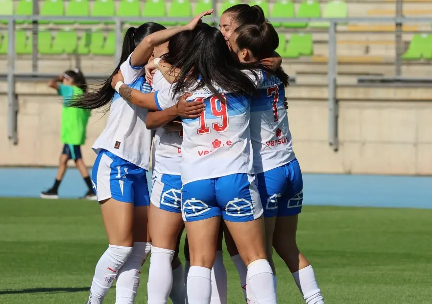 Jugadoras de Universidad Católica celebrando en el terreno de juego.