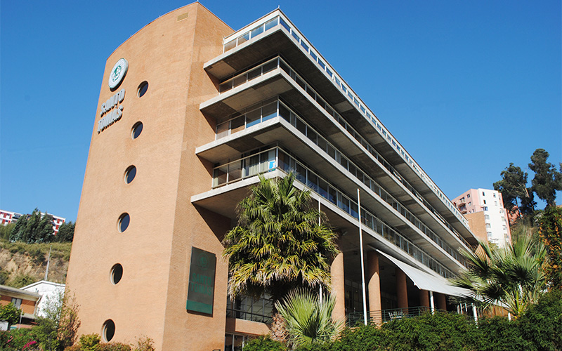 Fachada de la sede de la Universidad Santo Tomás en Viña del Mar