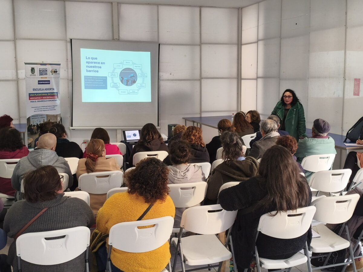 Participantes en una sesión de trabajo de la Escuela Abierta en Cabildo.