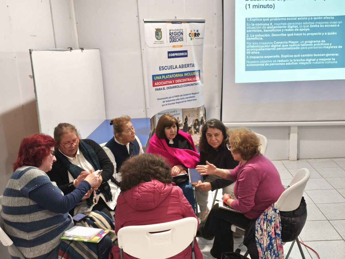 Grupo de trabajo comunitario analizando proyectos en la Escuela Abierta.