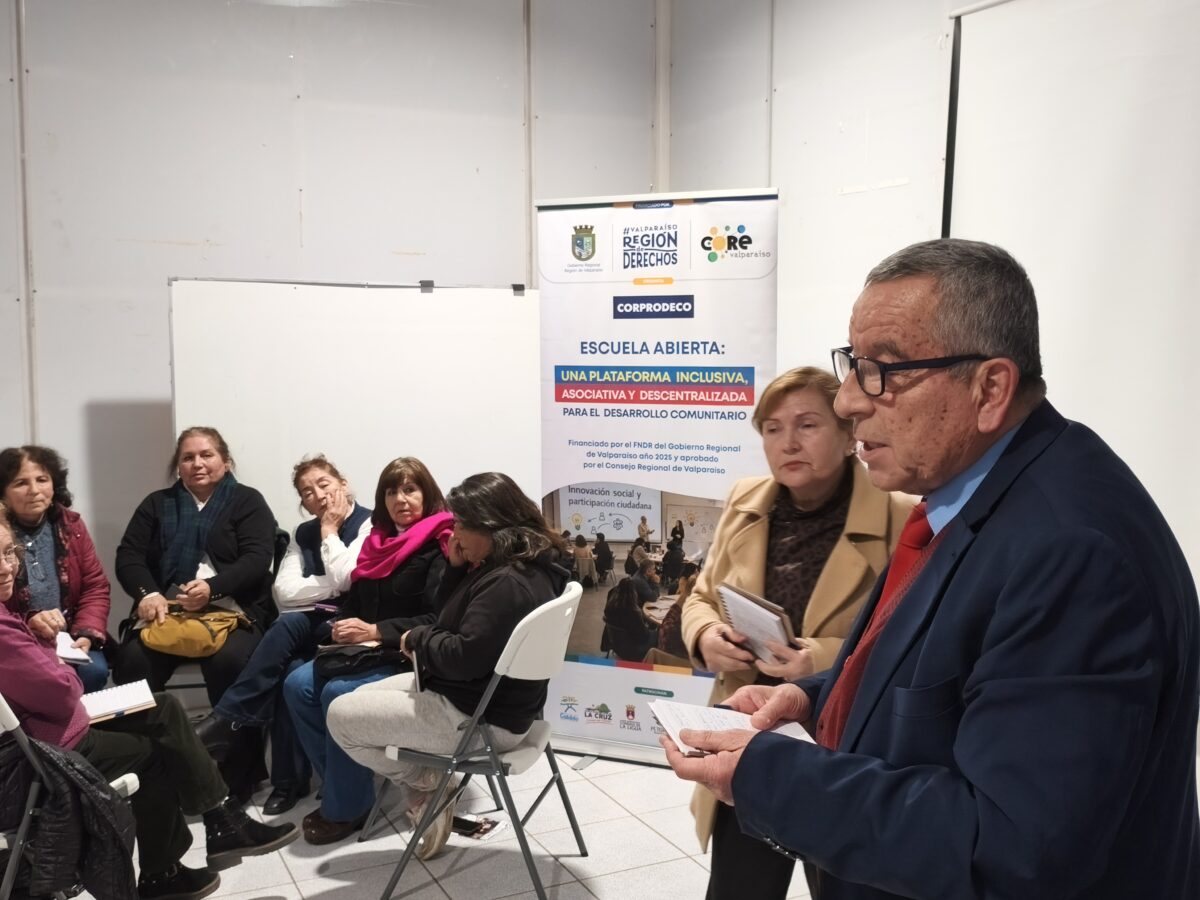 Expositor presentando contenidos de la Escuela Abierta ante los asistentes.