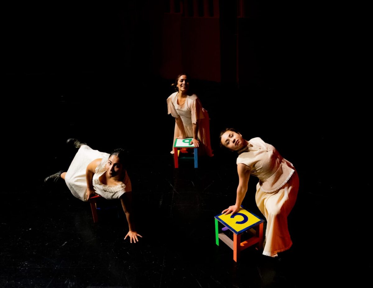 Elenco de la obra Talar realizando una coreografía contemporánea.
