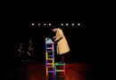 Intérprete sobre el escenario interactuando con una máquina de escribir en la obra Talar.