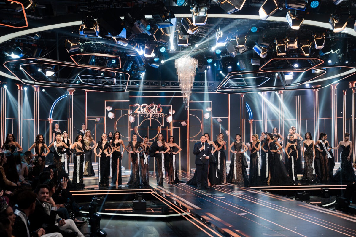 Candidatas de Miss Universo Chile 2026 en el escenario junto al animador Julio César Rodríguez.