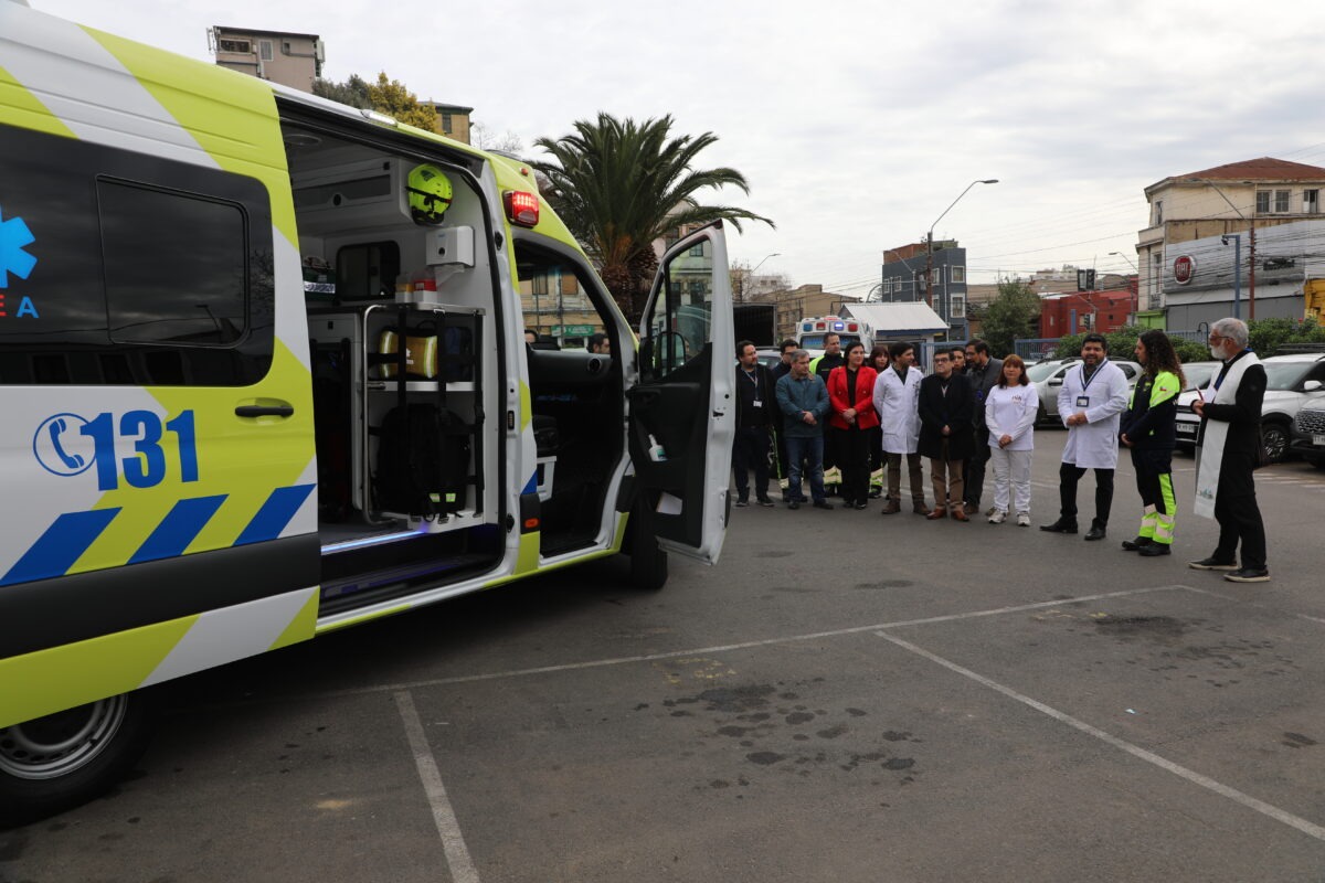 Ceremonia de entrega de la ambulancia con presencia de autoridades y personal médico.