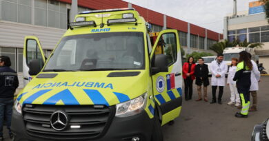 Autoridades y personal de salud junto a la nueva ambulancia donada al Hospital Carlos van Buren.