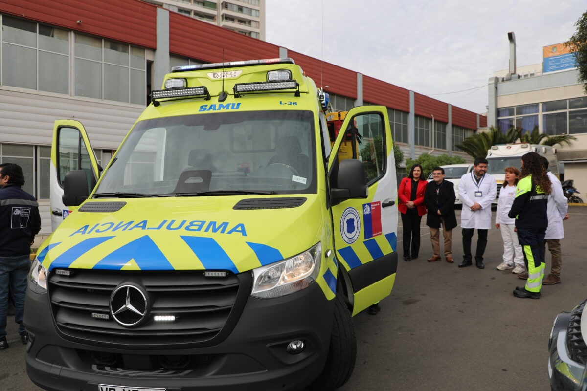 Autoridades y personal de salud junto a la nueva ambulancia donada al Hospital Carlos van Buren.