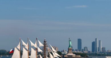 El Buque Escuela Esmeralda navegando frente a la Estatua de la Libertad en Nueva York.