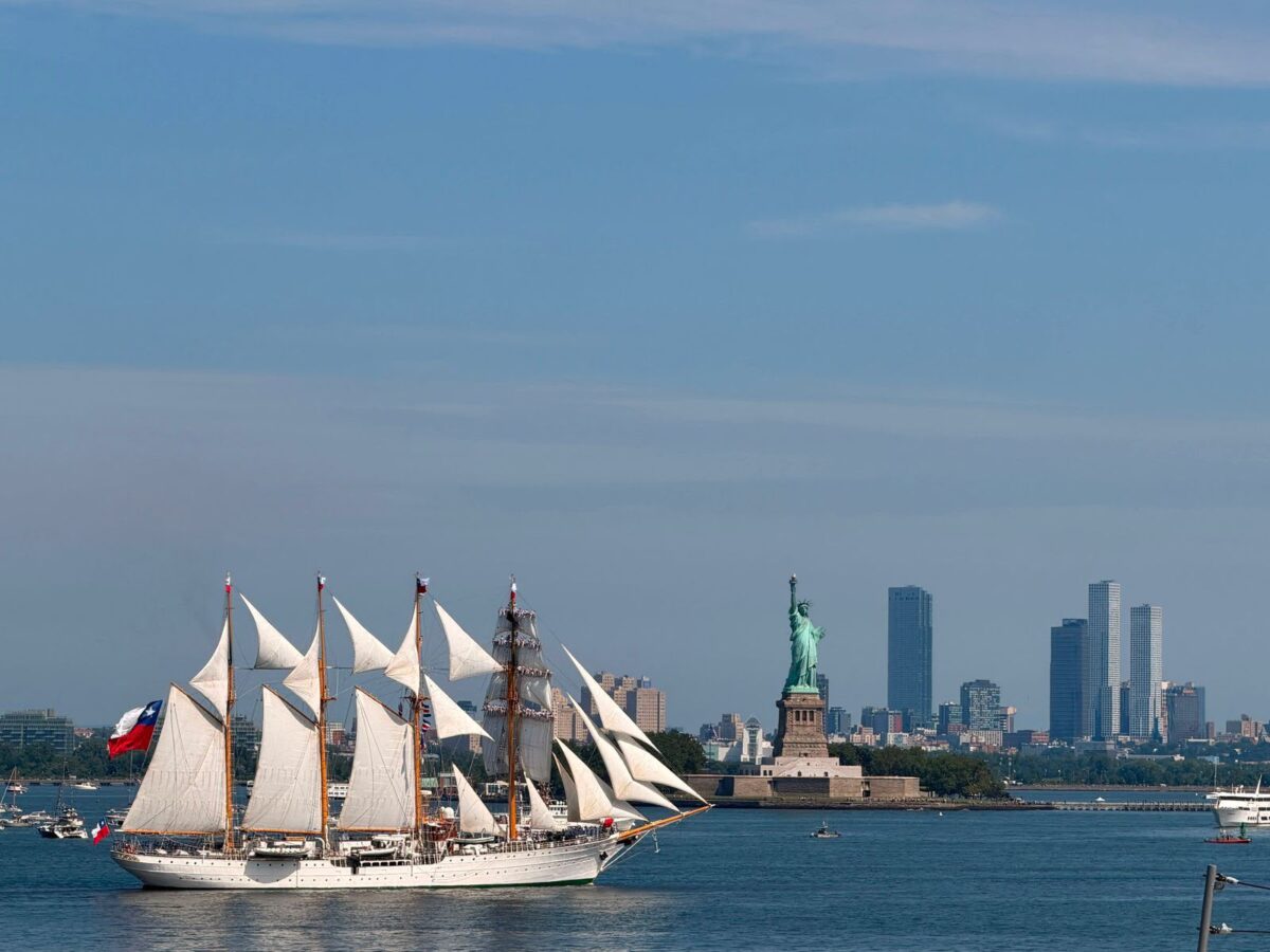 El Buque Escuela Esmeralda navegando frente a la Estatua de la Libertad en Nueva York.