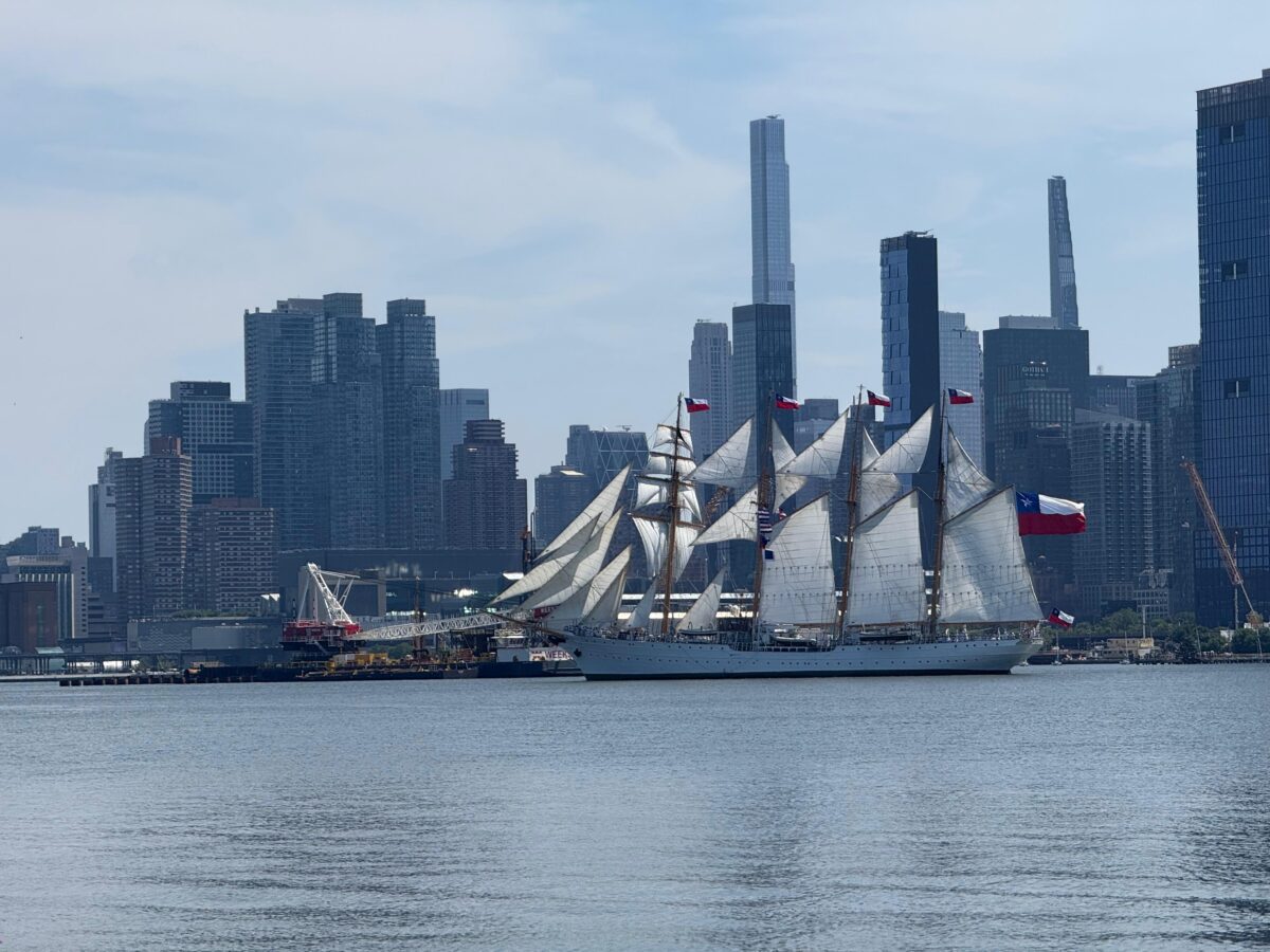 El Buque Escuela Esmeralda frente a la costa de Nueva York.