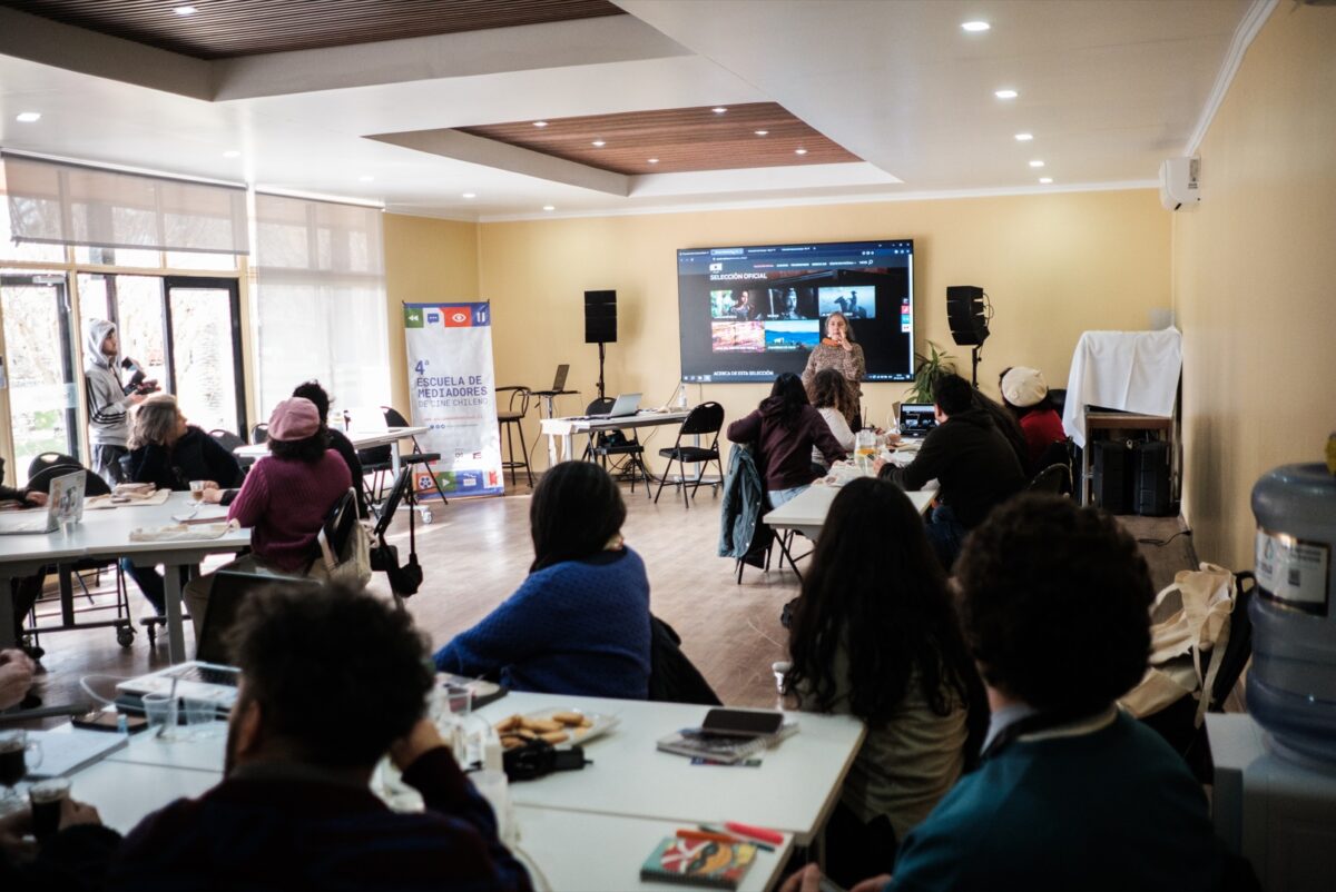 Sesión de trabajo durante la jornada de formación de la Escuela de Mediadores de Cine Chileno.