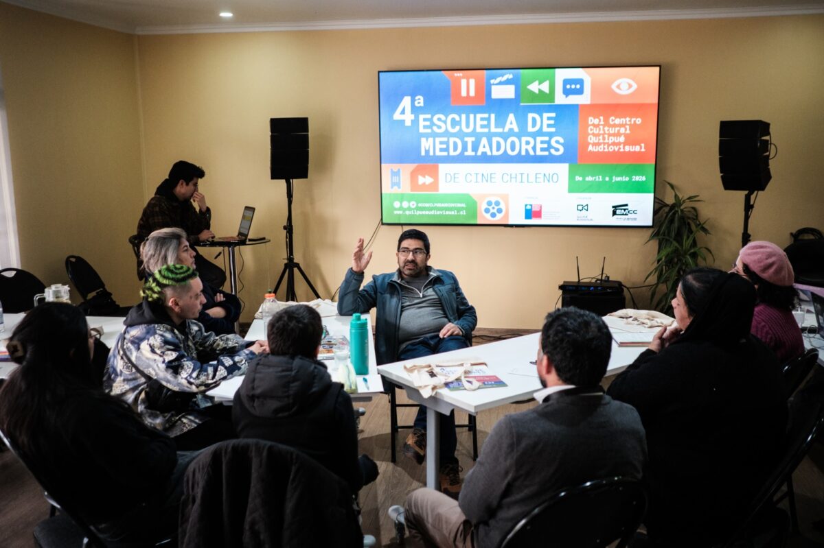 Sebastián Cartajena, director artístico de Quilpué Audiovisual, exponiendo ante los participantes de la escuela.