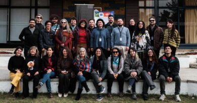 Participantes de la cuarta versión de la Escuela de Mediadores de Cine Chileno reunidos en el encuentro presencial.