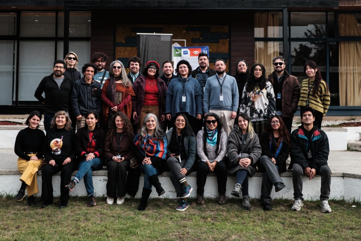 Participantes de la cuarta versión de la Escuela de Mediadores de Cine Chileno reunidos en el encuentro presencial.