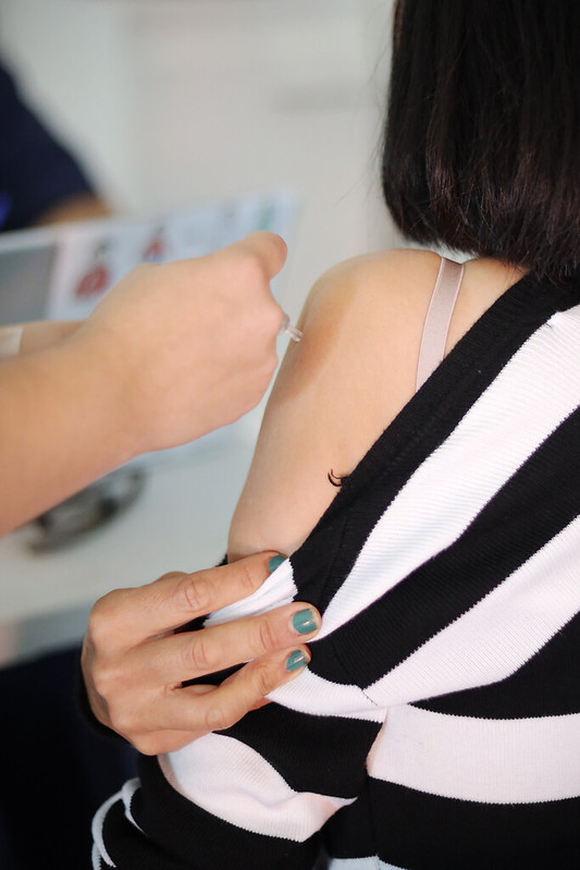 Proceso de vacunación contra la influenza en un centro de salud de Valparaíso.