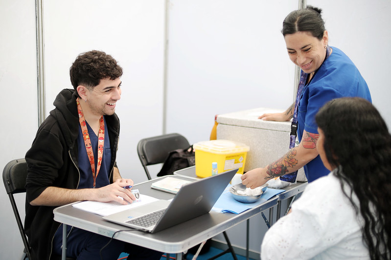 Equipo de salud municipal realizando labores de registro y vacunación.