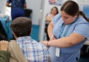 Personal de salud municipal atendiendo a un paciente en operativo de vacunación.
