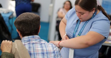Personal de salud municipal atendiendo a un paciente en operativo de vacunación.
